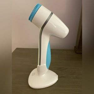 Lumi Spa facial cleaning device